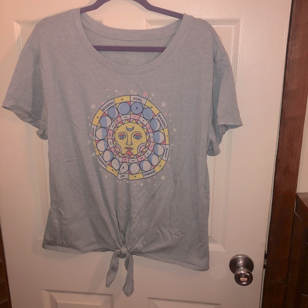 🌻 3/$25 Moon Phases Tee w/ tie detail XXL